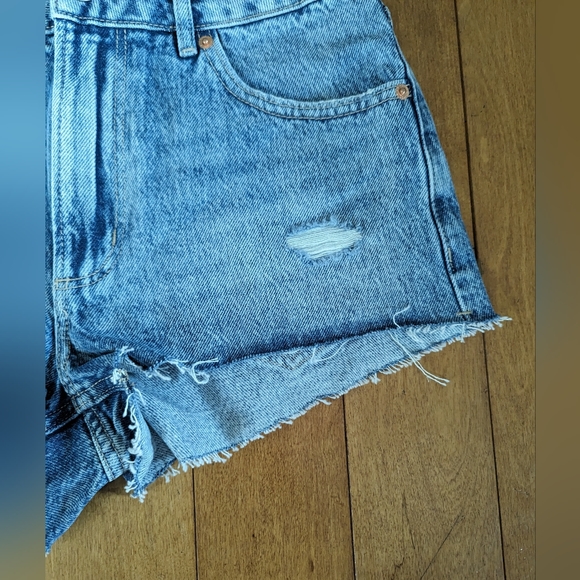 Light Denim Cut-Off Light Wash Shorts - Garage - Picture 3 of 5